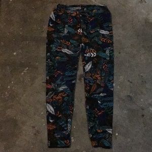 feather patterned leggings